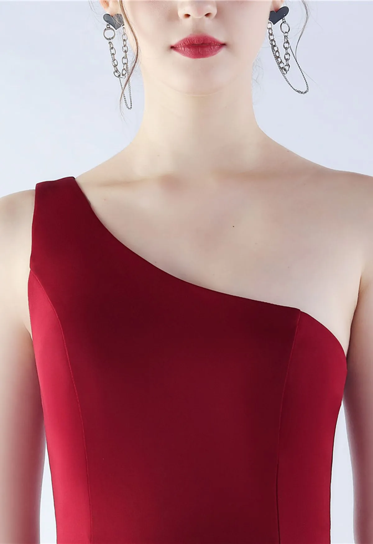 Robe sirène fendue à une épaule finition satinée en bordeaux