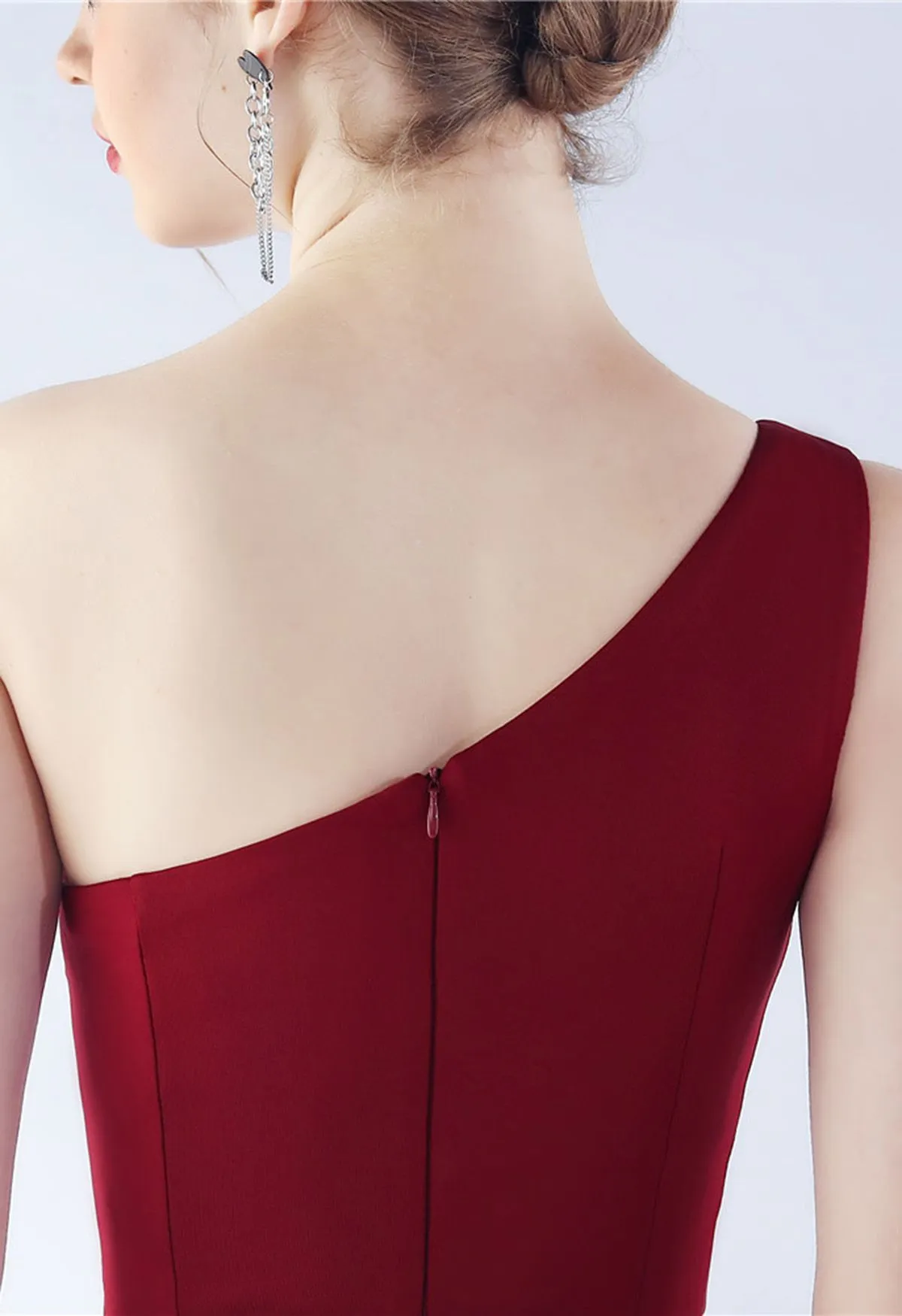 Robe sirène fendue à une épaule finition satinée en bordeaux